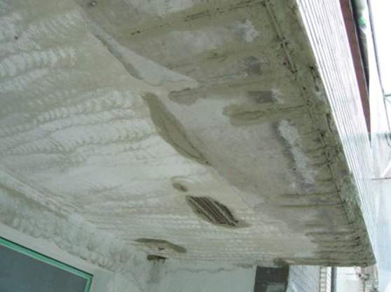 Wasserflecken und Schimmelbildung an einer Hausfassade durch schlechte Abdichtung.