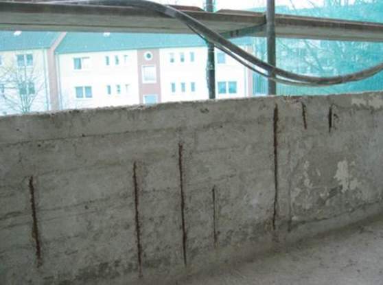 Betonsanierung an Balkonbrüstung mit Roststellen und Ausbrüchen im Wohngebäude.
